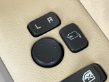 【電動格納ミラー】サイドミラーは電動格納式となっており、狭い駐車場でもキズがつくリスクを抑えられます。