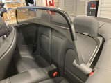 メルセデスのシートは少し硬めになっております。長時間の運転の際、適度な反発があることでお尻や腰の負担を減らす効果が御座います。