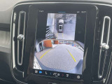 【360°ビューカメラ】4台の高解像度カメラで360度の鳥瞰図を表示。隣の車や壁、死角にある障害物などを画面で確認できるため、狭いスペースでの駐車・出入りも安心です。
