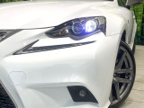 【LEDヘッドライト】悪天候や夜間走行時も良好な視界を確保し安心して運転できる高輝度LEDヘッドライトを装備!点灯速度が早く、消費電力も抑えられています。
