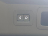 【パワーバックドア】スマートキーや運転席のボタンを押すだけでリアゲートが自動で開閉します!荷物を持っている時や、高い位置にあるバックドアを閉める際に便利な機能です♪