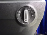 ダイヤル式のLEDヘッドライトスイッチ。オートライトも装備され、夕方やトンネルが続く道路でも手を煩わせません