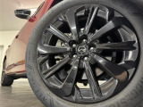 【純正20インチアルミホイール】タイヤはご納車前、空気圧や残り溝等点検させていただきます。社外ホイールの装着はもちろん、ホイールなどの部分コーティングメニューもご用意しております。ご相談ください。