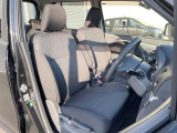 運転席まわりには十分なスペースがあり、大柄な方でもゆったり運転していただける環境です。