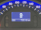 視認性の高いスピードメーターになっています。