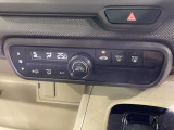 【オートエアコン】一度お好みの温度に設定すれば、車内の温度を検知し風量や温度を自動で調整。暑い…寒い…と何度もスイッチ操作をする必要はありません。快適な車内空間には必須の機能ですね♪