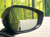 【ブラインドスポットモニタリング】走行中、ドアミラーの死角になりやすい箇所に後続車が接近するとサイドミラー付近に警告を表示、ドライバーに注意喚起をしてくれます。