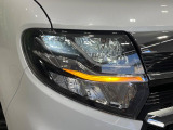 【LEDヘッドライト】悪天候や夜間走行時も良好な視界を確保し安心して運転できる高輝度LEDヘッドライトを装備!点灯速度が早く、消費電力も抑えられています。
