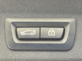 ●電動リアゲート:ワンタッチでリアゲートの開閉ができ、荷物などで両手が塞がっている状態でも簡単に開閉ができる便利機能です。