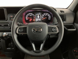 ステアリング右手側に安全運転支援機能のアダプティブクルーズコントロールをコントロールするスイッチ、左手側にオーディオ関連のコントロールスイッチを配置、視線を逸らすことなく運転に集中できます。