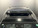 パノラミックスライディングルーフで明るい車内をお楽しみいただけます。UVカットで日差しの強い日も安心です。