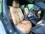 運転席まわりには十分なスペースがあり、大柄な方でもゆったり運転していただける環境です。