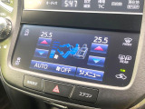 【オートエアコン】一度お好みの温度に設定すれば、車内の温度を検知し風量や温度を自動で調整。暑い…寒い…と何度もスイッチ操作をする必要はありません。快適な車内空間には必須の機能ですね♪