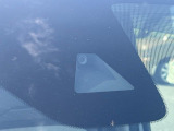 【エマージェンシーブレーキ】走行中に前方の車両等を認識し、衝突しそうな時は警報とブレーキで衝突回避と被害軽減をアシスト。より安全にドライブをお楽しみいただけます。