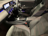 全ての席が主役席なのは、メルセデスならではの特徴です。快適なドライビングが、リラックスした車内空間を作りだします。