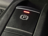 【電動パーキングブレーキ】パーキングブレーキは便利な電動式!ボタン一つで操作でき、アクセルを踏めば自動で解除されます♪レバーやペダルが無いので運転席廻りもすっきりしますね♪