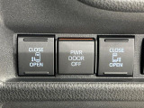 【両側パワースライドドア】スマートキーや運転席のスイッチで後席両側スライドドアの開閉が可能♪電動だから力を入れてドアを開ける必要が無く、小さなお子様でも簡単に開け閉めでき快適です♪