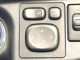 【電動格納ミラー】サイドミラーは電動格納式となっており、狭い駐車場でもキズがつくリスクを抑えられます。