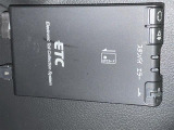 【ETC】有料道路を利用する際に料金所で停止することなく通過できる、ETC車載器(ノンストップ自動料金収受システム機器)が装備されています。セットアップを行うことで利用可能になります。