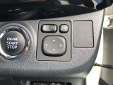 電動格納式ドアミラー付き。 狭い駐車場へ停めた時に、ボタン1つで左右のミラーをたたむ事ができます。