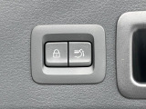 【パワーバックドア】スマートキーや運転席のボタンを押すだけでリアゲートが自動で開閉します!荷物を持っている時や、高い位置にあるバックドアを閉める際に便利な機能です♪