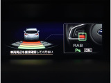 後退時、衝突の可能性がある場合は、段階的に注意を喚起。回避操作がない場合はブレーキ制御を行い、衝突回避をサポートする後退時ブレーキアシスト付です!
