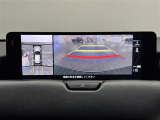【360&deg; ビュー・モニター】自車周辺をぐるりと俯瞰できるカメラで危険察知。上空からの映像で自動車や障害物の位置が詳細に確認できるので、狭い駐車場でも安心して駐車できますね。