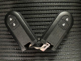 【キーフリーシステム】電子キーをポケットやカバンに入れて携帯しているだけでドアの開け閉めやエンジンのON/OFFが出来ます☆ また、イモビライザー機能も備わっていますので盗難対策もバッチリです☆
