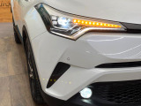 【三眼LEDヘッドライト】スタイリッシュな見た目の三眼LEDヘッドライトを装備♪スタイルだけでなく、夜間の走行も視界良好で安心してお乗りいただけます。