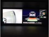後退時、衝突の可能性がある場合は、段階的に注意を喚起。回避操作がない場合はブレーキ制御を行い、衝突回避をサポートする後退時ブレーキアシスト付です!