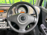インテリアに合わせたデザインのステアリングは、運転される方のことも考え、運転しやすい形状、大きさです。是非一度、実際に触ってお確かめください。