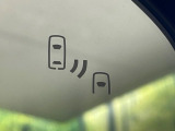 【ブラインドスポットモニター】走行中、ドアミラーの死角になりやすい箇所に後続車が接近するとサイドミラーのレンズに警告を表示!ドライバーに注意喚起をしてくれます。