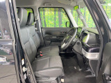 運転席まわりには十分なスペースがあり、大柄な方でもゆったり運転していただける環境です。