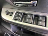 【電動格納ミラー】サイドミラーは電動格納式となっており、狭い駐車場でもキズがつくリスクを抑えられます。