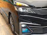 【LEDヘッドライト】悪天候や夜間走行時も良好な視界を確保し安心して運転できる高輝度LEDヘッドライトを装備!点灯速度が早く、消費電力も抑えられています。
