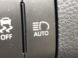 【アダプティブハイビーム】遠くまで明るく照らすハイビームを先行車や対向車に照射しない様、自動で調整!毎回手動で切り替える必要がなく、夜間走行時のストレスも軽減。安全性向上にも寄与します。