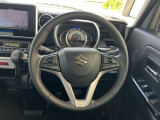 インテリアに合わせたデザインのステアリングは、運転される方のことも考え、運転しやすい形状、大きさです。是非一度、実際に触ってお確かめください。
