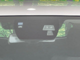 【スマートシティブレーキ】走行中に前方の車両等を認識し、衝突しそうな時は警報とブレーキで衝突回避と被害軽減をアシスト。より安全にドライブをお楽しみいただけます。