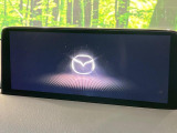 【マツダコネクト10.25インチナビ】車内の雰囲気にマッチした一体型タイプのナビ。各種車輌設定やBluetooth再生等、様々な機能が楽しめます。直感的なダイヤル操作が可能で、使い勝手も良好です。