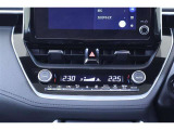 DUALスイッチを押すと運転席側と助手席側で別々に温度調節ができるエアコンです