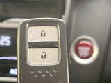 【Hondaスマートキー】カバンやポケットに入れたままでもドアの施錠・解錠が可能なスマートキーを装備。エンジンのオン・オフ時もカギを取り出す必要が無いからとっても便利です♪