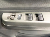 【電動格納ミラー】サイドミラーは電動格納式となっており、狭い駐車場でもキズがつくリスクを抑えられます。