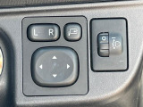【電動格納ミラー】サイドミラーは電動格納式となっており、狭い駐車場でもキズがつくリスクを抑えられます。