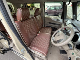 【前席】運転席にはシート高を調整できるハイトアジャスターが装備され、幅広いシートポジションの設定が可能になっております.