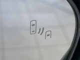 【ブラインドスポットモニター】走行中、ドアミラーの死角になりやすい箇所に後続車が接近するとサイドミラーのレンズに警告を表示!ドライバーに注意喚起をしてくれます。