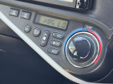 【オートエアコン】一度お好みの温度に設定すれば、車内の温度を検知し風量や温度を自動で調整。暑い…寒い…と何度もスイッチ操作をする必要はありません。快適な車内空間には必須の機能ですね♪