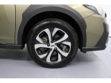 ブリジストンタイヤ225/60R18インチタイヤを装着。溝もあり、側面の傷やヒビも無く状態は良好!
