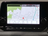 【メーカーナビ】9インチの大画面モニターを搭載し、Apple CarPlayへのワイヤレス接続やAndroid Autoにも対応。