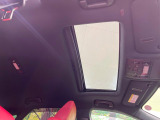 【サンルーフ】開放感たっぷりの希少装備、サンルーフが装着されています!車内に明かりを取り入れたり景色を楽しむ以外にも、車内の空気も簡単に換気できて快適です!