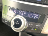 【オートエアコン】一度お好みの温度に設定すれば、車内の温度を検知し風量や温度を自動で調整。暑い…寒い…と何度もスイッチ操作をする必要はありません。快適な車内空間には必須の機能ですね♪